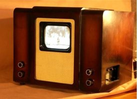 Розинг придумал способ электрической передачи изображений на расстояния, это не телевизор, а зародыш телевизора и знал это только профессор Петербургского технологического института Борис Львович Розинг со своими корешами профессорами. 
Первая пробная передача изображения на расстояние в Советском Союзе была проведена в 1931 году, а регулярным телевещание в нашей стране стало с марта 1939 года. Первым советским телевизором, в котором был применён действующий и поныне стандарт разрешения в 625 строк, стал Москвич-Т1 разрабатывался с начала 1946