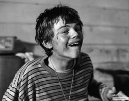 ярчайшие его роли "Что гложет Гилберта Грейпа" , "Дневник баскетболиста"