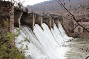 Гидроэлектростанция "Пороги", Сатка, Челябинская область. Построена в 1908-1910 годах. Вместе с электрометаллургическим комбинатом, который от неё питается, включена ЮНЕСКО в список памятников международного значения.
Работает до сих пор! 115лет!