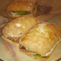 Coуc - не тот! Огурцы должны быть маринованные, так вот от них берется маринад, добавляется горчица и мазик - все вместе по консистенции получается чуть жиже мазика, вкус - тот самый, а кетчуп - только под верхнюю булку

Булки лично мне нравятся чиабатта из Billa