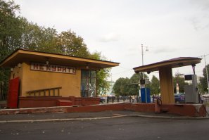 Изменилась, там колонки другие поставили. Правда таже лестница до сих пор лежит там же.