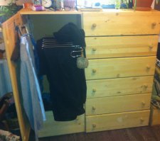 Вот с чего все у меня началось:)  комод 120*60*120, 7 выдвижных ящиков на доводчиках, дверца, выдвижная рейка для брюк. Материал сосна. Собиралось практически вручную. Из инструментов был лобзик, дрель и шуруповерт.