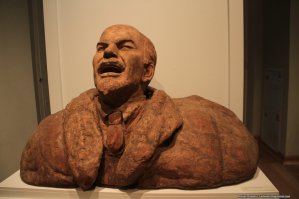 Памятники Ленину разные бывают.