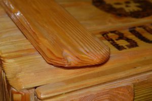 Ну, скажу сразу что это сугубо мое мнение, камнями не кидать.
Стиль.. несколько грубоват, мультяшный что-ли. Нет реалистичности, есть намёк на.... Но качество и скрупулезность исполнения впечатляет.
Хотя технически много ошибок, есть грубые, например на фото.
Неправильное моделирование старения.
Неправильный подбор цвета\направления волокон древесины.
Неправильное конструирование нагруженных конструкций.Ну ёлыпалы!, что это за планочки под ножками?)))

В целом СУПЕР! Здоровья тебе и сто вагонов древесины.