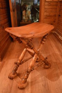 Ну, скажу сразу что это сугубо мое мнение, камнями не кидать.
Стиль.. несколько грубоват, мультяшный что-ли. Нет реалистичности, есть намёк на.... Но качество и скрупулезность исполнения впечатляет.
Хотя технически много ошибок, есть грубые, например на фото.
Неправильное моделирование старения.
Неправильный подбор цвета\направления волокон древесины.
Неправильное конструирование нагруженных конструкций.Ну ёлыпалы!, что это за планочки под ножками?)))

В целом СУПЕР! Здоровья тебе и сто вагонов древесины.