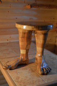 Ну, скажу сразу что это сугубо мое мнение, камнями не кидать.
Стиль.. несколько грубоват, мультяшный что-ли. Нет реалистичности, есть намёк на.... Но качество и скрупулезность исполнения впечатляет.
Хотя технически много ошибок, есть грубые, например на фото.
Неправильное моделирование старения.
Неправильный подбор цвета\направления волокон древесины.
Неправильное конструирование нагруженных конструкций.Ну ёлыпалы!, что это за планочки под ножками?)))

В целом СУПЕР! Здоровья тебе и сто вагонов древесины.