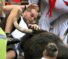 Маленький сомик впился в живот девушки