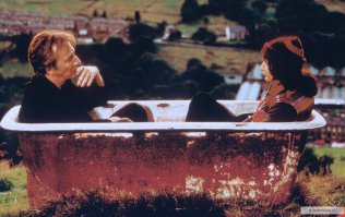 А мне он впервые встретился в фильме Английский цирюльник (Blow Dry), и как-то сразу запомнился. 
Еще очень нравится в Реальной любви.