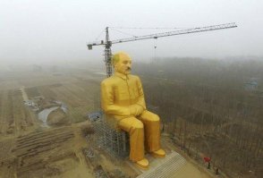 Батька с высоты  наблюдает как картошку сажают?