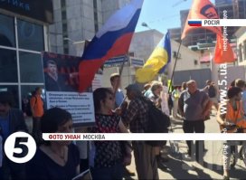 Изначально на рбк были, сейчас через поиск на яндексе.
Смысл просто в том, что любые акции протеста (поддержки) примерно одинаковые, различаются партиями и объединениями, участвующими в них, скажу более - фактическое их наполнение вполне может осуществляться одними и теми же конторами.
Суть, восприятие событий зависит от взглядов корреспондентов, которые делают фото или видеосъемку, а также людей, которые их распостраняют.
Выше ребята выложили фото того, как некоторые жители России представляют проправительственные митинги, я выложил фото того, как большинство жителей России представляют митинги оппозиции в Москве.
Пример: так это же событие освещалось на Украине (Рис. 1), а так в России (Рис. 2)... :)