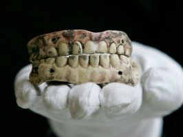 С чужими зубами во рту..