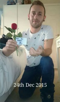 Может кто уже писал, но парень очень похож на Тима Рота, мне каааца :)