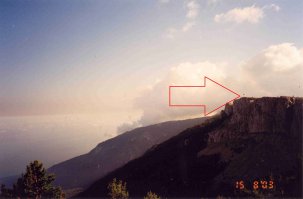 По данной тропе не ходил, но довелось в 2003-м посетить Беседку ветров недалеко от Роман-Кош (самая высокая точка Крыма) - это над Гурзуфом. Виды, конечно, потрясающие!!!
Белые барашки на заднем фоне - это облака.
Стрелкой показана Беседка ветров.