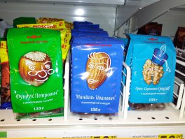 Согласен. Креативно в подмосковных Озерах к упаковке подошли.
Но конфетки вкусные. И состав у них правильный.
Вот ещё представители того семейства: