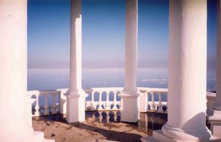 По данной тропе не ходил, но довелось в 2003-м посетить Беседку ветров недалеко от Роман-Кош (самая высокая точка Крыма) - это над Гурзуфом. Виды, конечно, потрясающие!!!
Белые барашки на заднем фоне - это облака.
Стрелкой показана Беседка ветров.