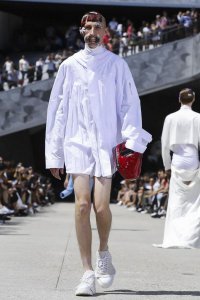 ему можно зимой без сапог ходить