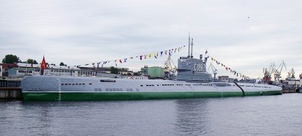 C-189, Санкт-Петербург. Заходи, трогай, щупай, фотографируйся. Правда, если удастся доораться до "хозяина". На лодке живет мужик-смотритель. Настоящий морской волк. Видно, что выпивает, но при посетителях всегда трезв))