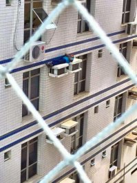 Ничего необычного. Парень просто решил спрятаться от босса и поспать в рабочее время.