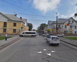 ну фото вот: знака Стоп со стороны виновника ДТП нет. Один фиг он должен был пропускать, но стоять и ждать пока загорится зеленый он не должен, т.к. таблички СТОП нет.
Во всяком случае я на таких перекрестках не стою при повороте налево. Просто пропускаю и потом еду.
Но согласен, что в разных местах есть свои традиции. Иногда на фото не заметно тонкостей.