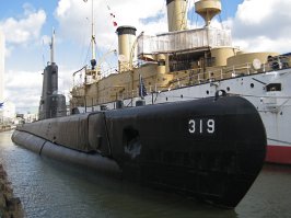 Подлодка Бекуна и Крейсер Олимпия. Филадельфия, США. Это - музей, можно залезать внутрь лодки, почти всё трогать и крутить.