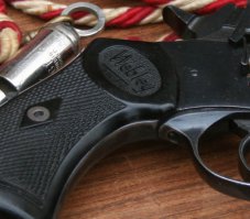 "Револьвер системы Наган" фирмы Webley.
Автор, ты балбес?