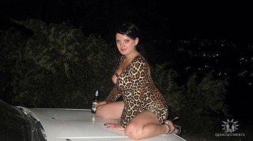 Сразу фильм вспомнила где Камерон Диаз по лобовому стеклу ерзала...