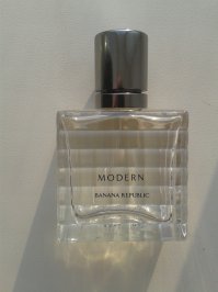 Вот такие купил в декабре со скидкой 40% в Летуале. Объём 30 мл. Слышал что мелкий объём не подделывают, поэтому был спокоен. 
Почитал комментарии и теперь мне кажется что это подделка. Фото 1: общий вид. Фото 2 вид снизу: видны косяки- легко стирающийся ногтем серийник на плёнке и не симметричный овал по кругу из "формованного" стекла. Фото 3 крышка: не плотно прилегают друг к другу пластиковая и металлическая детали. Фото 4 вид сбоку: при открывании крышки, она тянет за собой элемент с кнопкой и возникает зазор. Потом можно его прижать обратно. Фото 5 боковой вид: швы на корпусе вроде ровные.