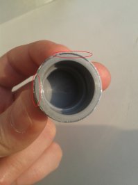 Вот такие купил в декабре со скидкой 40% в Летуале. Объём 30 мл. Слышал что мелкий объём не подделывают, поэтому был спокоен. 
Почитал комментарии и теперь мне кажется что это подделка. Фото 1: общий вид. Фото 2 вид снизу: видны косяки- легко стирающийся ногтем серийник на плёнке и не симметричный овал по кругу из "формованного" стекла. Фото 3 крышка: не плотно прилегают друг к другу пластиковая и металлическая детали. Фото 4 вид сбоку: при открывании крышки, она тянет за собой элемент с кнопкой и возникает зазор. Потом можно его прижать обратно. Фото 5 боковой вид: швы на корпусе вроде ровные.