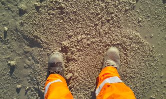 Набор "сухие ноги". Ботинки Georgia boots рабочие с мембраной, утепленные. Старенькие, уже 5 лет ношу. Воду не пропускают. Изначально были нубуковые, после нанесения воскового крема кожа стала "гладкой" и более темной. Шнурки доживают последний сезон. Из минусов - скользкая подошва. Больше такие покупать не буду. 

Светло-коричневые сапоги Worx от Red Wings. Без утеплителя. Одеваются в более сухую погоду. Воск в сухую погоду не наношу поскольку снижается способность кожи "дышать", ноги начинают преть. Только в снег или дождь. Ношу так же около 5 лет. 

Темно-коричневые Worx от Red Wings, пока не одевал, прикупил только вчера. Та же модель что и светло-коричневые. 

Это из набора "Зима-осень в Атырау". 

Крема - Salamander Dubbin, для ухода за кожей, питает и смягчает кожу. Fiebing's Weaterproofing - наношу зимой, хорошо защищает от промокания, соли и т.д. Минусы - снижается способность кожи дышать. 

Щетки из натурального ворса, желательно под жир и воск отдельные, в противном случае можно случайно нанести воск на гражданскую светлую обувь и испортить её - воск меняет цвет на более темный. 

Так же на фото присутствует Nikwax, но его еще не опробовал. По отзывам хорош. 

Сушилка для обуви - незаменимая на вахте вещь. Сухая обувь с утра это круче кофе! 

Ниже на фото обычный рабочий день ))