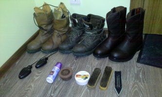 Набор "сухие ноги". Ботинки Georgia boots рабочие с мембраной, утепленные. Старенькие, уже 5 лет ношу. Воду не пропускают. Изначально были нубуковые, после нанесения воскового крема кожа стала "гладкой" и более темной. Шнурки доживают последний сезон. Из минусов - скользкая подошва. Больше такие покупать не буду. 

Светло-коричневые сапоги Worx от Red Wings. Без утеплителя. Одеваются в более сухую погоду. Воск в сухую погоду не наношу поскольку снижается способность кожи "дышать", ноги начинают преть. Только в снег или дождь. Ношу так же около 5 лет. 

Темно-коричневые Worx от Red Wings, пока не одевал, прикупил только вчера. Та же модель что и светло-коричневые. 

Это из набора "Зима-осень в Атырау". 

Крема - Salamander Dubbin, для ухода за кожей, питает и смягчает кожу. Fiebing's Weaterproofing - наношу зимой, хорошо защищает от промокания, соли и т.д. Минусы - снижается способность кожи дышать. 

Щетки из натурального ворса, желательно под жир и воск отдельные, в противном случае можно случайно нанести воск на гражданскую светлую обувь и испортить её - воск меняет цвет на более темный. 

Так же на фото присутствует Nikwax, но его еще не опробовал. По отзывам хорош. 

Сушилка для обуви - незаменимая на вахте вещь. Сухая обувь с утра это круче кофе! 

Ниже на фото обычный рабочий день ))