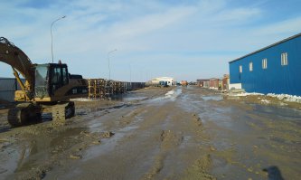 Набор "сухие ноги". Ботинки Georgia boots рабочие с мембраной, утепленные. Старенькие, уже 5 лет ношу. Воду не пропускают. Изначально были нубуковые, после нанесения воскового крема кожа стала "гладкой" и более темной. Шнурки доживают последний сезон. Из минусов - скользкая подошва. Больше такие покупать не буду. 

Светло-коричневые сапоги Worx от Red Wings. Без утеплителя. Одеваются в более сухую погоду. Воск в сухую погоду не наношу поскольку снижается способность кожи "дышать", ноги начинают преть. Только в снег или дождь. Ношу так же около 5 лет. 

Темно-коричневые Worx от Red Wings, пока не одевал, прикупил только вчера. Та же модель что и светло-коричневые. 

Это из набора "Зима-осень в Атырау". 

Крема - Salamander Dubbin, для ухода за кожей, питает и смягчает кожу. Fiebing's Weaterproofing - наношу зимой, хорошо защищает от промокания, соли и т.д. Минусы - снижается способность кожи дышать. 

Щетки из натурального ворса, желательно под жир и воск отдельные, в противном случае можно случайно нанести воск на гражданскую светлую обувь и испортить её - воск меняет цвет на более темный. 

Так же на фото присутствует Nikwax, но его еще не опробовал. По отзывам хорош. 

Сушилка для обуви - незаменимая на вахте вещь. Сухая обувь с утра это круче кофе! 

Ниже на фото обычный рабочий день ))