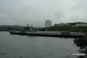 В Североморске, наверное, не повстречать человека, который бы не знал главную достопримечательность, которая символизирует историю и предназначение города военных моряков. Почти три десятилетия на вечном посту стоит легендарная лодка - Краснознаменная К-21, которая является филиалом музея Северного флота. Субмарина расположена на площади Мужества. 70 лет тому назад на лодке торжественно был поднят военно-морской флаг и с той поры, субмарина несет вахту в Заполярье.