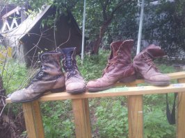 Израильские военные ботинки, тяжелые (легкие, с голубым кантом внутри голени, разлетаются на куски за полгода). Четвертая и пятая пары с 1997 года, в черных все еще работаю, удобные очень и вентиляция организовалась. В жару не преют ноги, в холод не мерзнут, в слякоть не мокнут, пока целые - не протекают вообще даже без пропитки жиром, после пропитки даже не мокнут. Правда, их производить перестали, теперь амерские закупают, без накладки и шва на носке, несолидно.