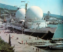 Ну, сделали бы музей, как "Аврору", так нет, дайте "таблеток от жадности", да по-больше, ПО-БОЛЬШЕ!!! А этот корабль на фото в Ялтинском порту, в начале 80-х годов. ( Нас учительница водила класс на него посмотреть, и помню, говорила, что больше он в наш порт никогда не зайдёт. Вот уже больше 30-ти лет прошло, так его и не было, и уж наверное не будет )...