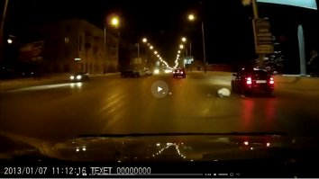 При просмотре первого ролика аж тормоз под столом даванул, когда кто-то или что-то под колева выскочило.
На второй записи отчетливо увидел ком снега, который просто там лежал.
Дорожникам привет! 
Ну и парень тоже молодец - дорожные условия, технические характеристики и возможности автомобиля, опыт вождения и скорость движения нужно сопоставлять, а он ещё и зазевался, скорее всего, раз крутанул руля с последний момент. 
ИМХО, слишком дорогое лекарство от понтов.
