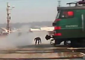 Тачка праворульная, да, выпрыгнул пассажир, да, но я не увидел, чтобы пассажир "впёрся головой". Вот скрин, где видно, что чувак выпрыгнув, успел подняться и к моменту приближения поезда уже делал ноги, когда поезд проезжал то место.