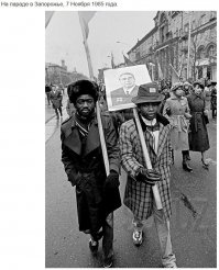 После смерти генсеков с их портретами не ходили, так что это максимум 1982 год. А скорее всего раньше. Люди одеты по моде конца 70-х.