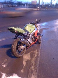 тут ошибок много:без экипа,дорога общего пользования,задний тормоз,мот не подготовленный и тд.
ломаются быстро особенно джиксеры последниекак на видео,рама просто фольга.стакан вилки отламывается быстро да и на колёсах спицы лопаются.
это он его ещё удачно положил,не раскидало мот.выложил выше своё видео с трени,там мотику немного досталось.
я свои моты все готовил