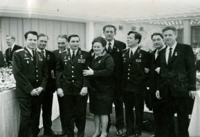 Свадьба актрисы Катрин Денев и фотографа Дэвида Бэйли! 1962г. Автор вообще уже <span style='color:gray'>[мат]</span> от лайков?

"""Встреча с космонавтами в Кремле в дни празднования 50-летия СССР, Москва, 1972 г."""