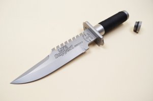 Голливуд продакшн), заказали для фильма...
В первом фильме «Первая кровь» у Рембо был нож Джимми Лайла - "Mission", при этом этот нож был сделан специально для фильма.
А для Коммандо кажись вот этот взяли life support system II