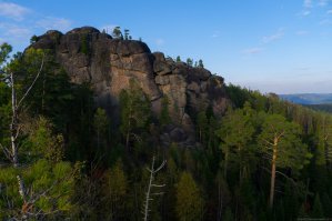 У нас в Красноярске - есть заповедник "столбы", там конечно, не настолько крутые и высокие горы, но избу на скале тоже сделали. :). Чисто энтузиасты и своими силами.