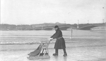 Автор! Если ты уж пишешь о зимнем перевозе на Неве и упоминаешь про дюжих мужиков с санями, то приложи соответствующую картинку. А не абы отделаться.