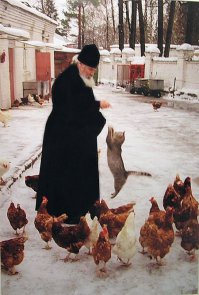 Кошка это единственное животное, которое может спокойно входить в любой храм и кстати во всех конфессиях. Не по теологическим причинам конечно, а чисто бытовым - для ловли мышей, ну и потому что очень чистоплотное животное, идеальное для жизни в помещении + 100% обаяния.