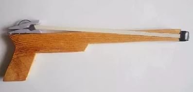 Да я и сам не понял,так прикинул,если из фанеры резали,то по идее стрелять он не должен.Школота не знает принцип действия
У нас таких заморочек не было,было попроще,типа такого,только помощнее.