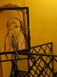 а вот такую инсталляцию на входе?? из проволоки с разных ракурсов