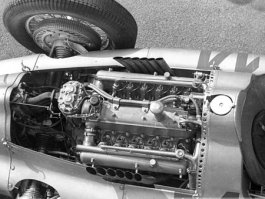 U-образный двигатель — условное обозначение силовой установки, представляющей собой два рядных двигателя, коленчатые валы которых механически соединены при помощи цепи или шестерней.

Известные примеры использования: спортивные автомобили — Bugatti Type 45, опытный вариант Matra Bagheera; некоторые судовые и авиационные двигатели.

U-образный двигатель с двумя цилиндрами в каждом блоке обозначается иногда как square four. Такие двигатели в двухтактном исполнении часто использовались на спортивных и гоночных мотоциклах в 80х годах, например Suzuki RG500 "Gamma".