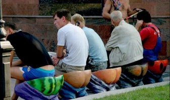 Мимо этих скамеек нельзя просто взять и пройти