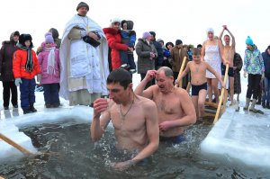 Восемь американцев, два бразильца и один филиппинец погибли от переохлаждения, рассматривая в Интернете фотографии из России о крещенских купаниях...