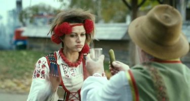 Если хотите посмеяться, посмотрите фильм:Вот это любовь!(2013)
Много действительно ржачных моментов.