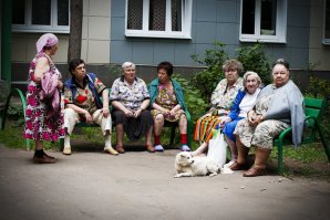 по моему - мимо этих скамеек нельзя просто взять и пройти!